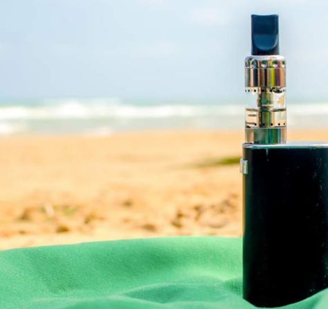 sigaretta elettronica in spiaggia