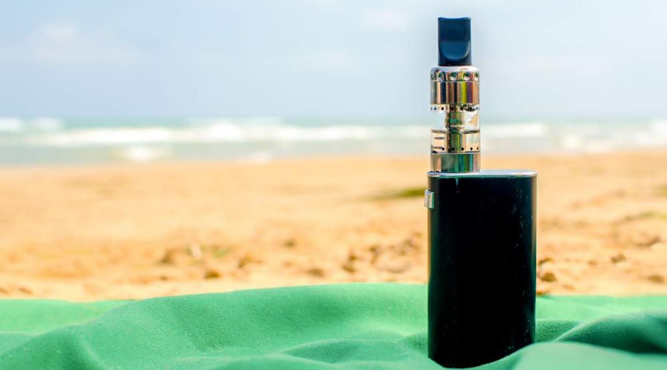 sigaretta elettronica in spiaggia